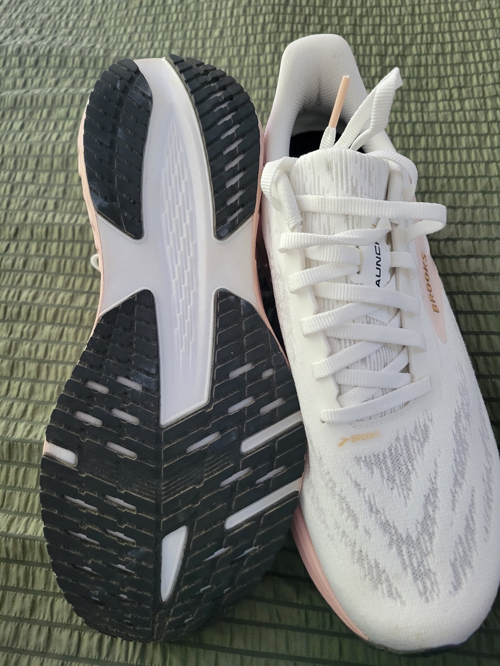 Brooks Launch 11 Women's Running Shoes — White with Pink Accents. Size 9 - Picture 5 of 6